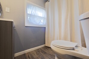 Regadera, secadora de cabello, toallas, jabón 