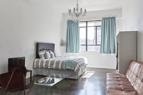 1 bedroom, hypo-allergenic bedding, pillow-top beds, iron/ironing board - Maboneng Studio Loft (Johannesburg)