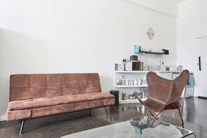Télévision à écran plat de 32 pouces avec chaînes par câble, télévision