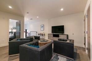 3 Schlafzimmer, Schreibtisch, BĂŒgeleisen/BĂŒgelbrett, kostenloses WLAN