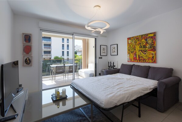 1 sovrum, skrivbord, strykjärn/strykbräda och resesäng