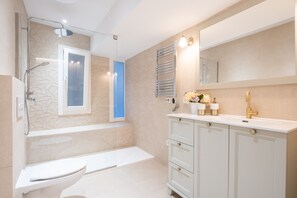 Baignoire, sèche-cheveux, serviettes fournies