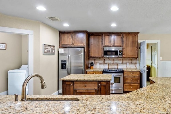 Jääkaappi, mikroaaltouuni, uuni, liesi