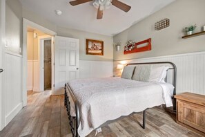 4 bedrooms, iron/ironing board, travel crib, free WiFi - Peaceful, family friendly home close to water activities, shopping, and more! (Fischer)