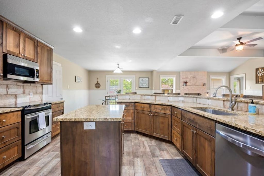 Peaceful, family friendly home close to water activities, shopping, and more!