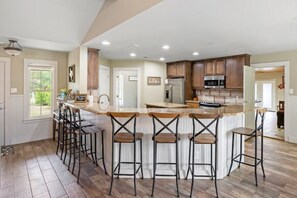 Fridge, microwave, oven, stovetop - Peaceful, family friendly home close to water activities, shopping, and more! (Fischer)