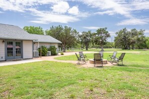 Terrace/patio - Peaceful, family friendly home close to water activities, shopping, and more! (Fischer)