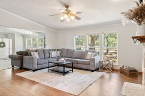 Smart-TV, peis, bordtennis og bøker