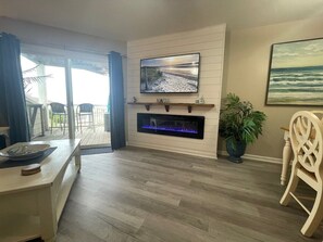 TV connectée, cheminée, livres, espaces bureaux