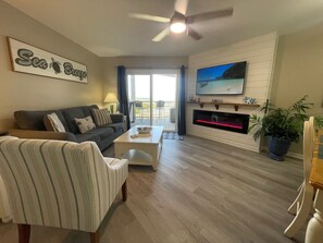 TV connectée, cheminée, livres, espaces bureaux