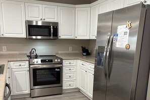 Réfrigérateur, four à micro-ondes, un four, surface de cuisson