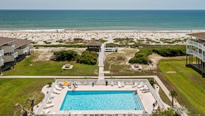 Un complexe hôtelier doté d’une piscine, d’un accès à la plage et offrant une vue sur l’océan.