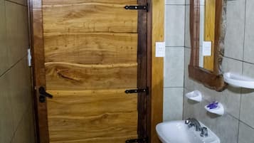 Dusche, Haartrockner, Bidet, Handtücher