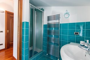 Dusche, Haartrockner, Bidet, Handtücher