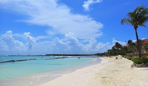 Playa en los alrededores y toallas de playa