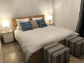 3 bedrooms, desk, WiFi, bed sheets
