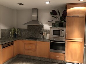 Frigorífico, microondas, horno y lavavajillas