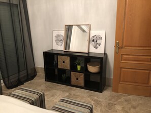 3 makuuhuonetta, työpöytä, Wi-Fi, vuodevaatteet