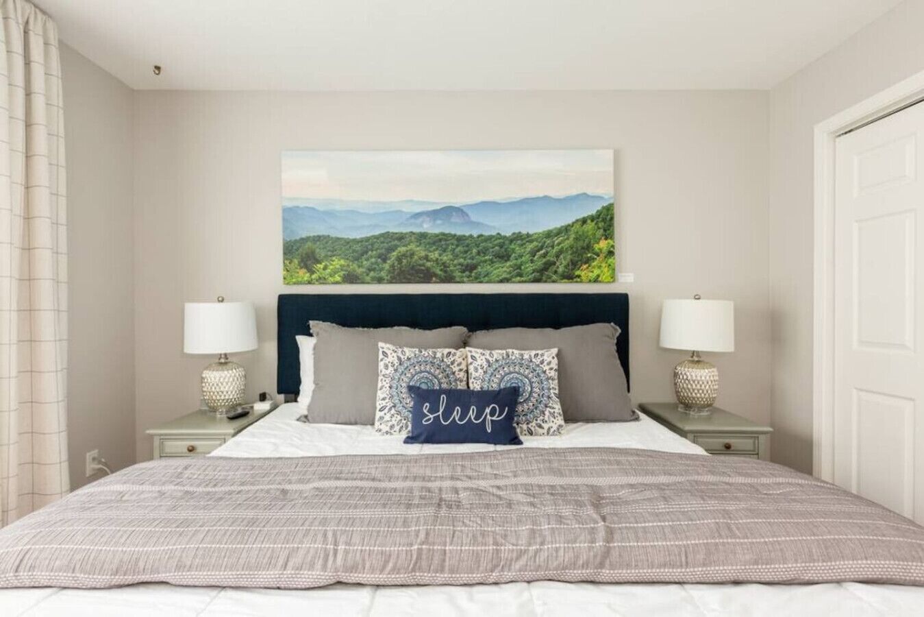 3 bedrooms, desk, iron/ironing board, travel cot