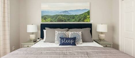 3 soverom, skrivebord, strykejern/-brett og reiseseng for barn