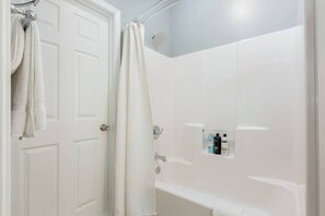 Baignoire, serviettes fournies, shampoing