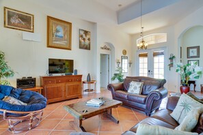 TV, lettore DVD, libri, impianto stereo