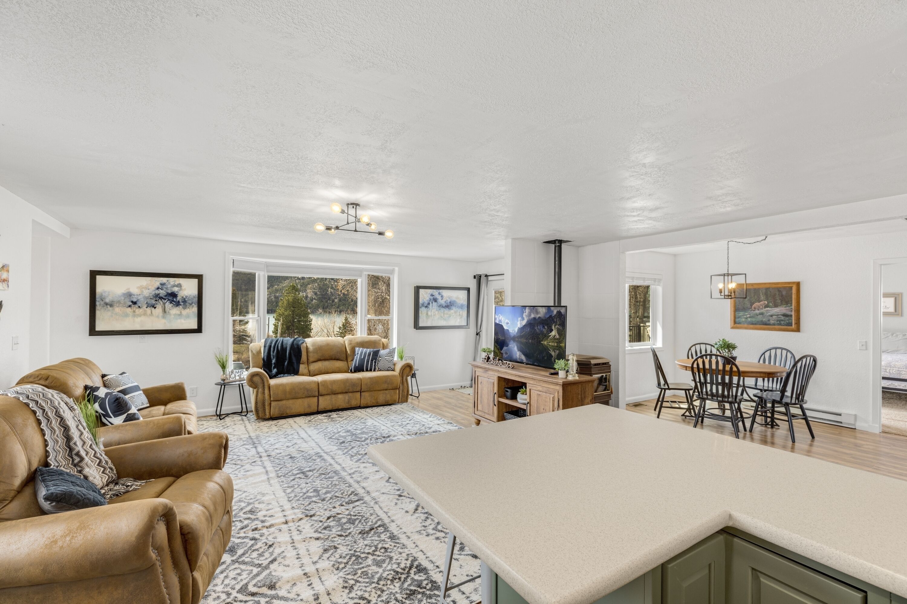 Comfy Quiet Family Lake House