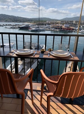 Outdoor dining - Triplex vue Mer, Climatisée, Proche Saint Tropez (Cogolin)
