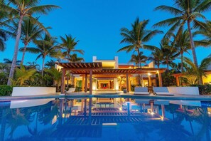 Alberca al aire libre y alberca climatizada