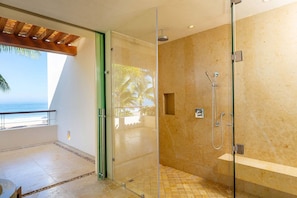 Dusche, Haartrockner, Bidet, HandtĂŒcher