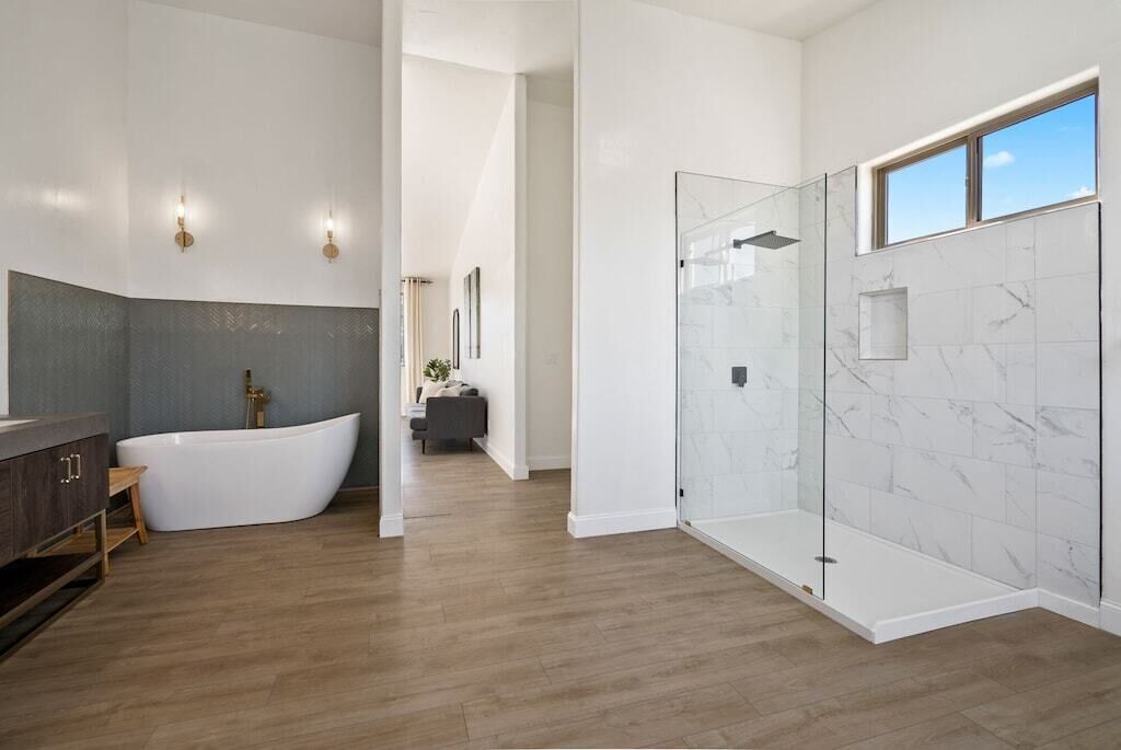 Ensemble douche/baignoire, sèche-cheveux, serviettes fournies