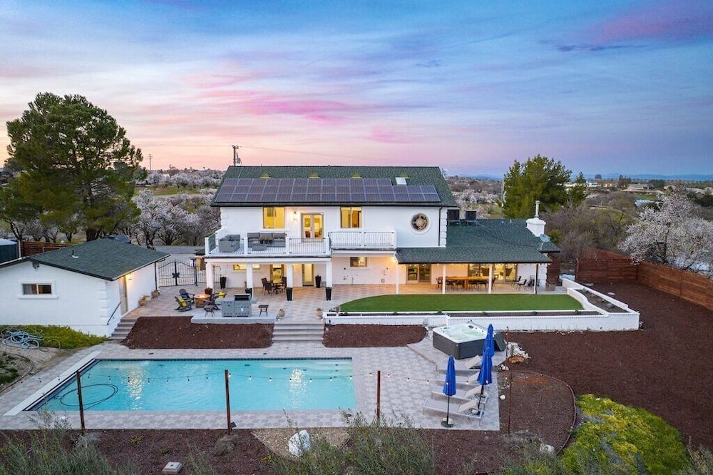 Hilltop Villa with pool, hot tub near downtown
