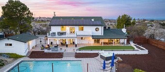 Min to Downtown, 7 BR/6 BA Estate-Pool & Hot Tub