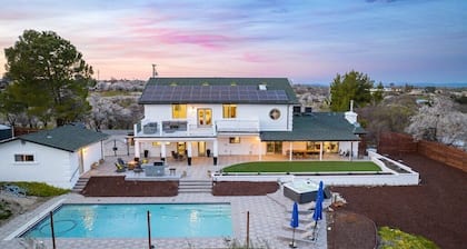 Min to Downtown, 7 BR/6 BA Estate-Pool & Hot Tub