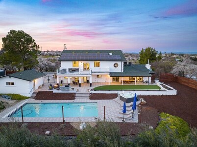 Min to Downtown, 7 BR/6 BA Estate-Pool & Hot Tub