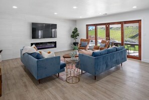 Smart TV, fireplace, video games, table football - Min to Downtown, 7 BR/6 BA Estate-Pool & Hot Tub (Paso Robles)