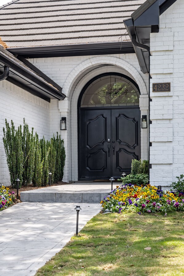 Exterior detail - Modern, Spacious Pool Home in Plano (Plano)