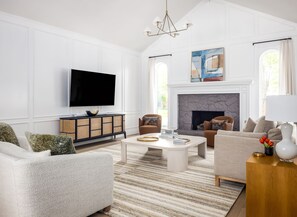 Smart TV, fireplace, table football, books - Modern, Spacious Pool Home in Plano (Plano)