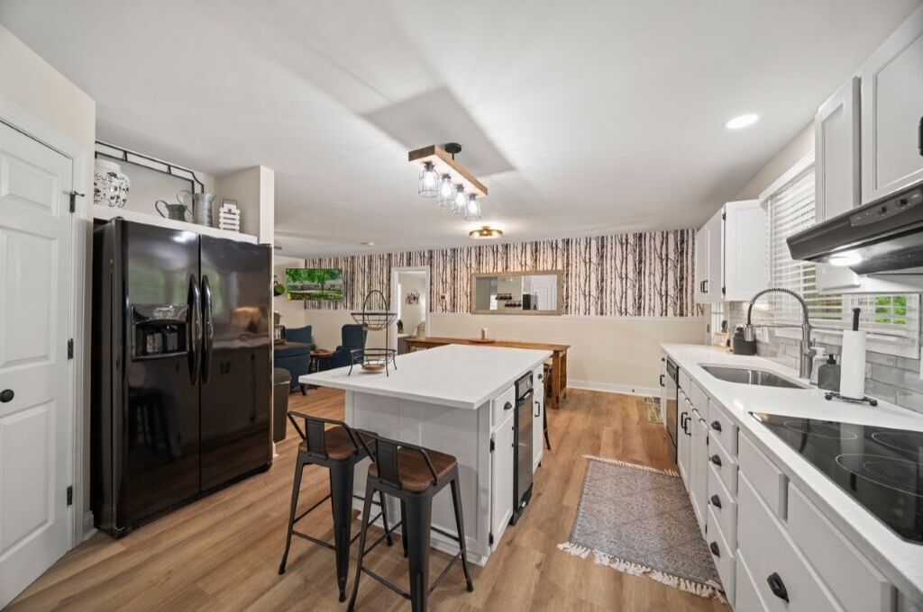 Creekside cottage~hot tub~park