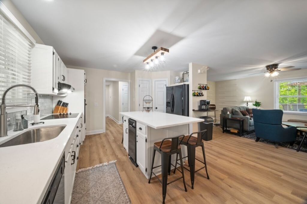 Creekside cottage~hot tub~park