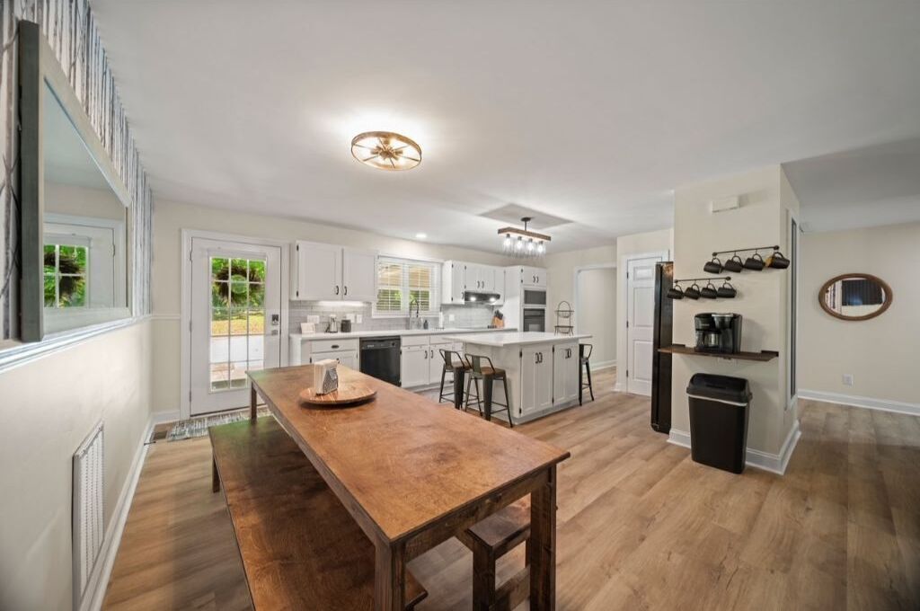 Creekside cottage~hot tub~park