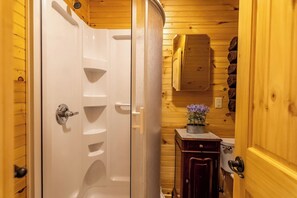 Suihku, hiustenkuivaaja, pyyhkeet, saippua