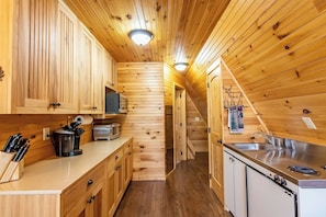 Microwave, stovetop, coffee/tea maker, toaster - cabin B Dream Maker sleeps 6 (Fort Payne)