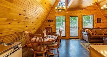 Dream Maker Cabin w/Hot Tub - Sleeps 6