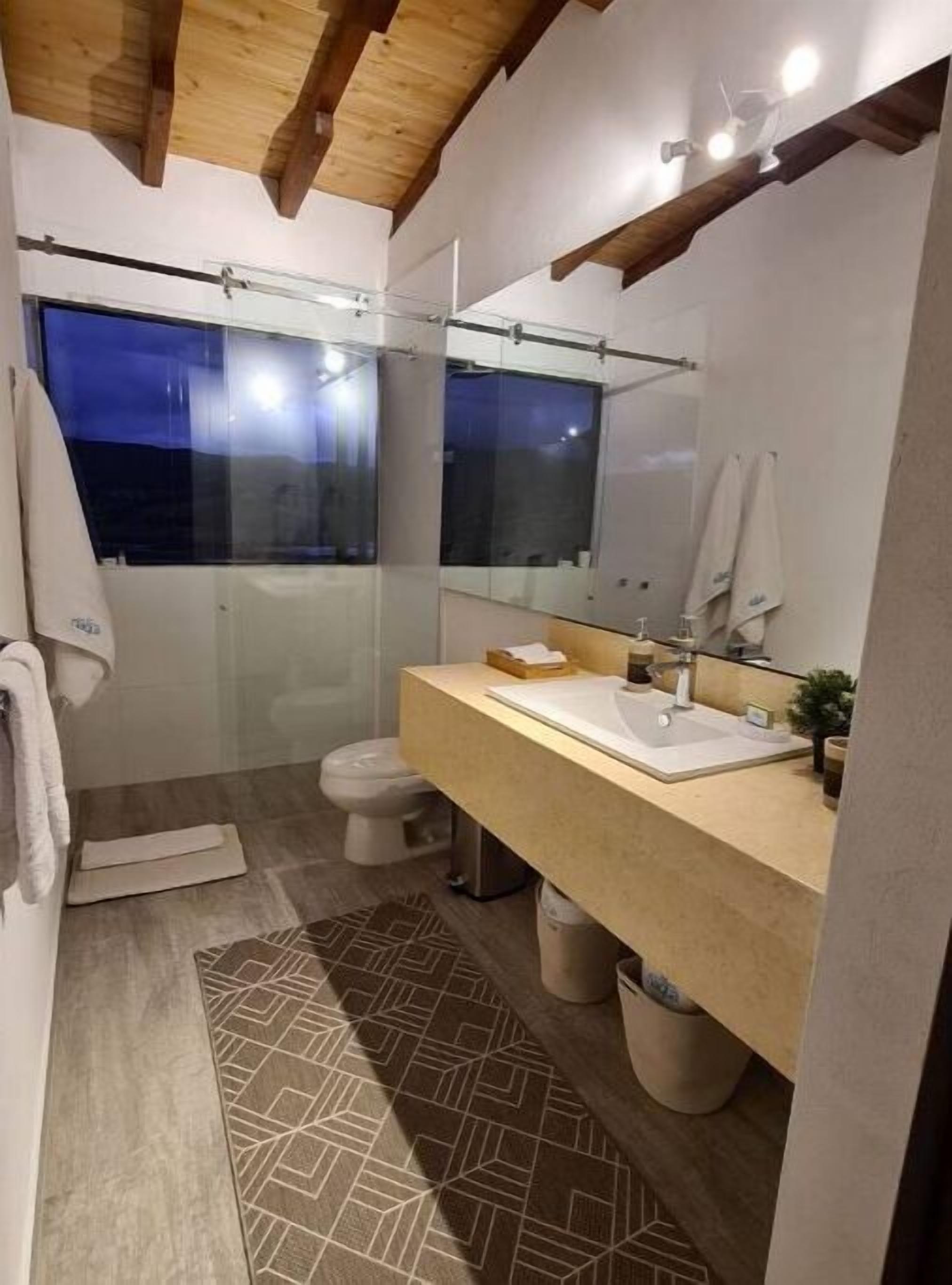 SPECTACULAR HOUSE WITH JACUZZI IN THE SISGA