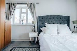2 chambres, fer et planche à repasser, lit de bébé portatif