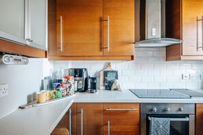 Fridge, microwave, oven, stovetop - 2 Bedroom Flat in Hoxton - Location, Location, Location (London)