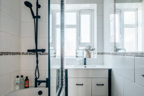 Séchoir à cheveux, serviettes fournies, savon, shampooing