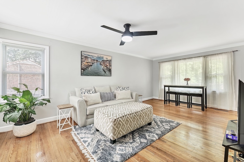 Private Fayetteville Getaway Minutes to Downtown!