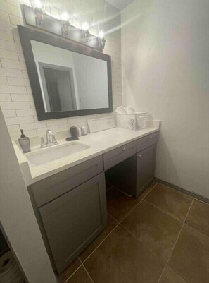 Douche, sĂšche-cheveux, serviettes fournies, savon
